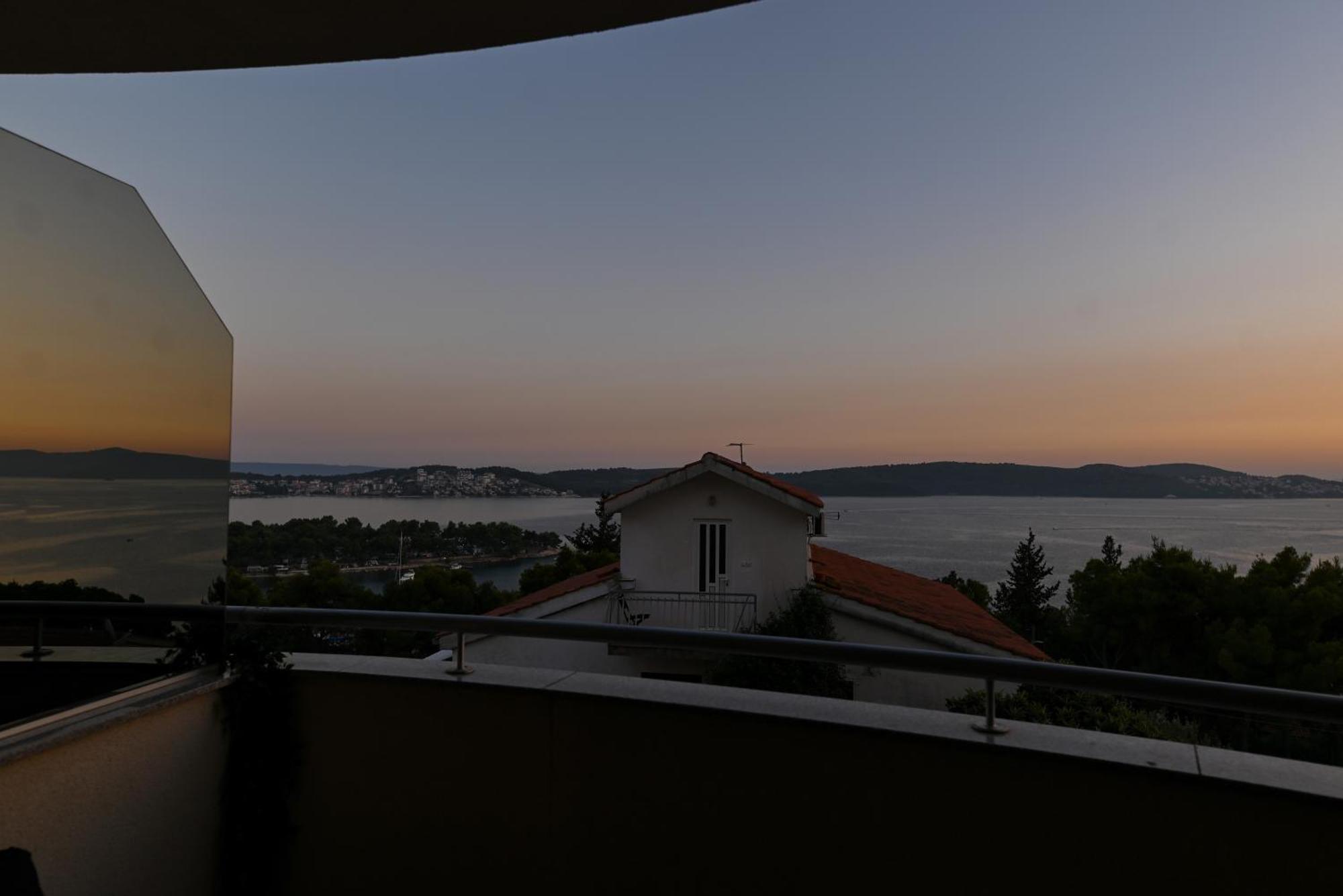 Sunny Place With Sea View Trogir Exteriör bild
